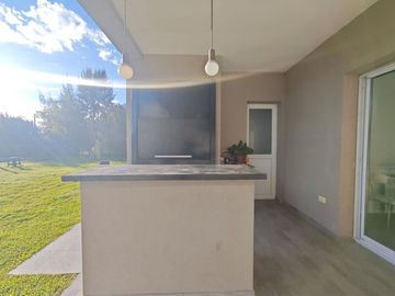 VENTA CASA BARRIO SAN GABRIEL. UNA PLANTA. PILETA