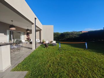VENTA CASA BARRIO SAN GABRIEL. UNA PLANTA. PILETA