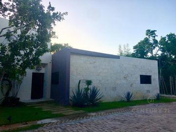 Hermosa Casa  en Venta en Bosques de Bambú Playa del Carmen P3024