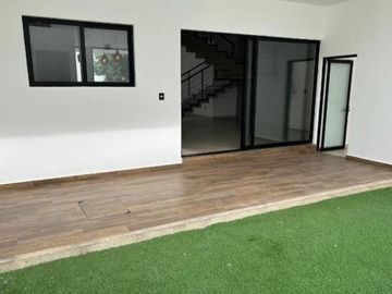 CASA en VENTA de 3 Recámaras con Acabados Premium en Punta del Este