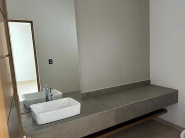 CASA en VENTA de 3 Recámaras con Acabados Premium en Punta del Este