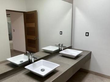 CASA en VENTA de 3 Recámaras con Acabados Premium en Punta del Este