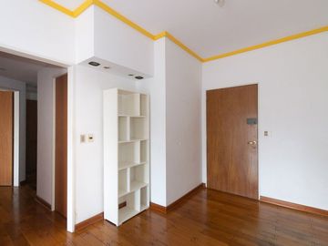 VENTA de semipiso de cat. 3 amb. c/ dep y cochera
