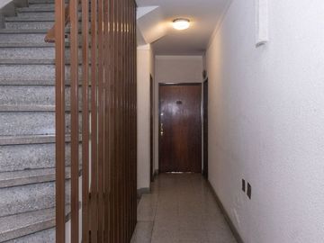 VENTA de semipiso de cat. 3 amb. c/ dep y cochera