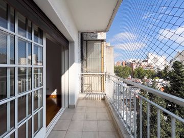VENTA de semipiso de cat. 3 amb. c/ dep y cochera
