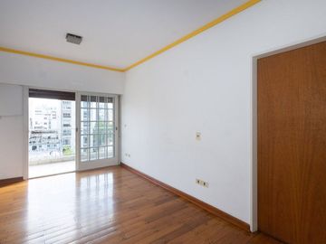 VENTA de semipiso de cat. 3 amb. c/ dep y cochera