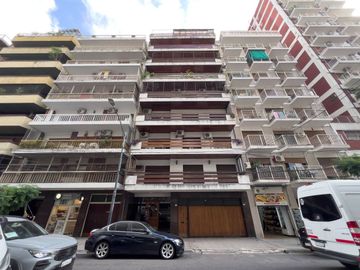 VENTA de semipiso de cat. 3 amb. c/ dep y cochera