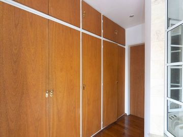VENTA de semipiso de cat. 3 amb. c/ dep y cochera