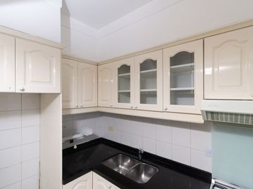 VENTA de semipiso de cat. 3 amb. c/ dep y cochera