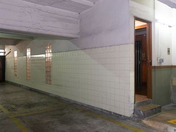 VENTA de semipiso de cat. 3 amb. c/ dep y cochera