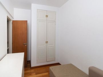 VENTA de semipiso de cat. 3 amb. c/ dep y cochera