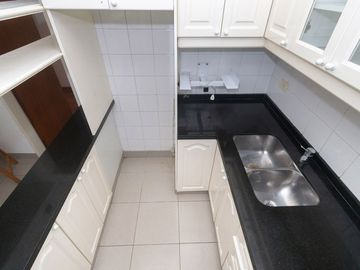 VENTA de semipiso de cat. 3 amb. c/ dep y cochera