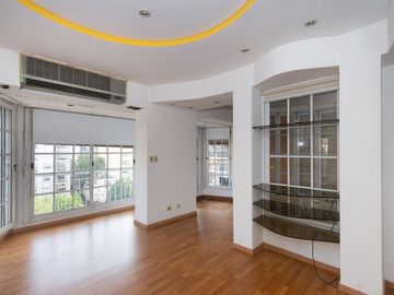 VENTA de semipiso de cat. 3 amb. c/ dep y cochera