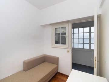 VENTA de semipiso de cat. 3 amb. c/ dep y cochera