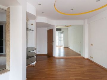 VENTA de semipiso de cat. 3 amb. c/ dep y cochera