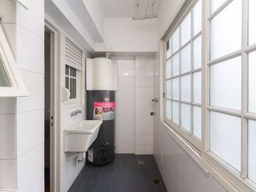 VENTA de semipiso de cat. 3 amb. c/ dep y cochera