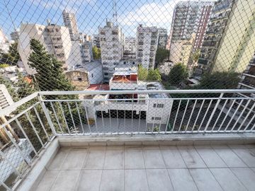 VENTA de semipiso de cat. 3 amb. c/ dep y cochera