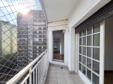 VENTA de semipiso de cat. 3 amb. c/ dep y cochera