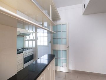 VENTA de semipiso de cat. 3 amb. c/ dep y cochera