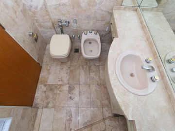 VENTA de semipiso de cat. 3 amb. c/ dep y cochera