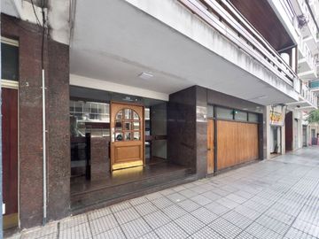 VENTA de semipiso de cat. 3 amb. c/ dep y cochera