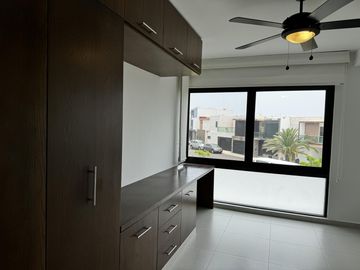 CASA CON ALBERCA Y PANELES VENTA/RENTA EN LOMAS DEL SOL