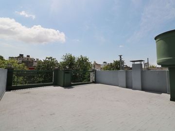CASA 4 AMB MUY LUMINOSA C/TERRAZA, PATIO Y COCHERA