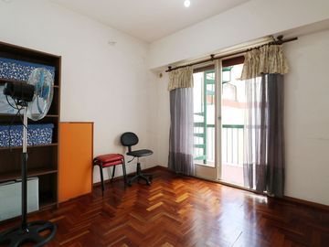 CASA 4 AMB MUY LUMINOSA C/TERRAZA, PATIO Y COCHERA