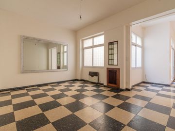 Venta depto 5 amb con dependencia y patio