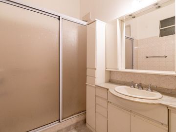 Venta depto 5 amb con dependencia y patio
