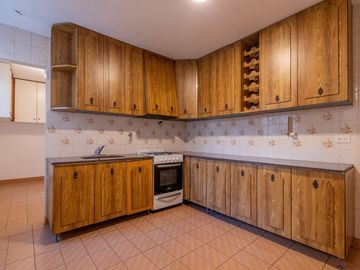 Venta depto 5 amb con dependencia y patio