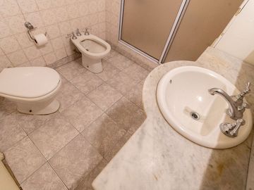 Venta depto 5 amb con dependencia y patio