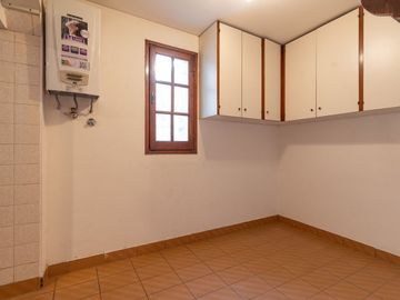 Venta depto 5 amb con dependencia y patio