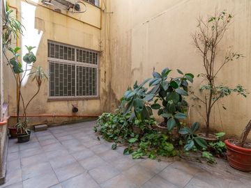 Venta depto 5 amb con dependencia y patio