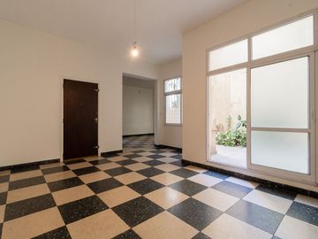 Venta depto 5 amb con dependencia y patio