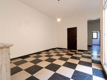 Venta depto 5 amb con dependencia y patio