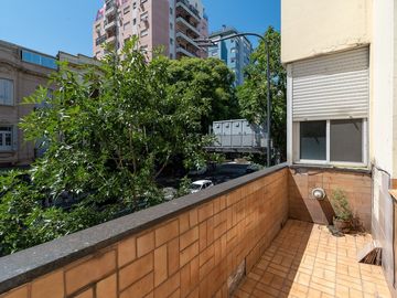 Venta depto 5 amb con dependencia y patio