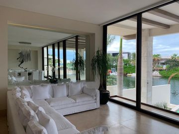 Casa en Renta en Puerto Cancun con Muelle Privado para Yate
