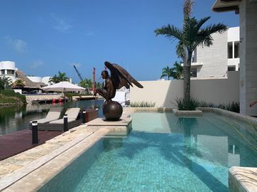 Casa en Renta en Puerto Cancun con Muelle Privado para Yate