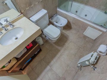 3 ambientes con balcón terraza y terraza propia.