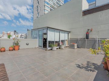 3 ambientes con balcón terraza y terraza propia.