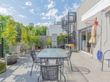 3 ambientes con balcón terraza y terraza propia.