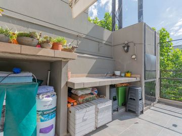3 ambientes con balcón terraza y terraza propia.