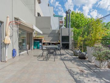 3 ambientes con balcón terraza y terraza propia.