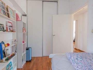 3 ambientes con balcón terraza y terraza propia.