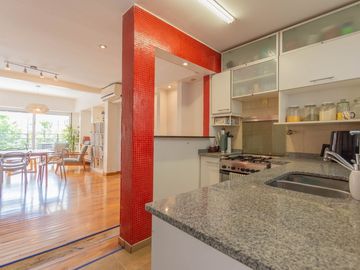 3 ambientes con balcón terraza y terraza propia.