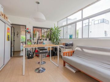 3 ambientes con balcón terraza y terraza propia.
