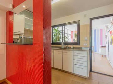 3 ambientes con balcón terraza y terraza propia.