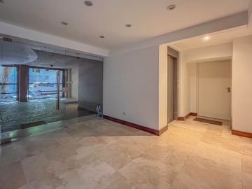 3 ambientes con balcón terraza y terraza propia.