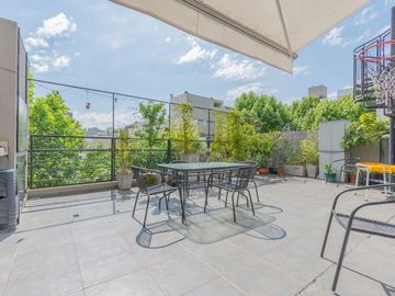 3 ambientes con balcón terraza y terraza propia.